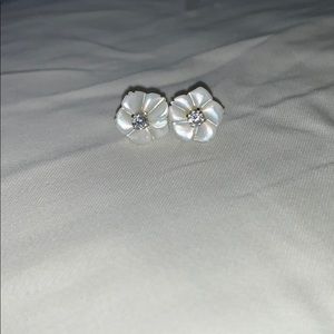 Piercing pagoda mother of pearl flower earrings